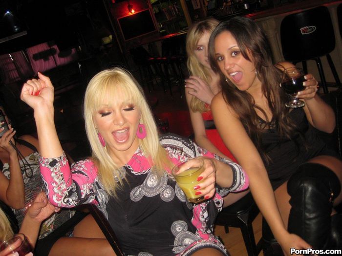 Пьяная блондинка Lea Lexus принимает фаллос в свою вульву