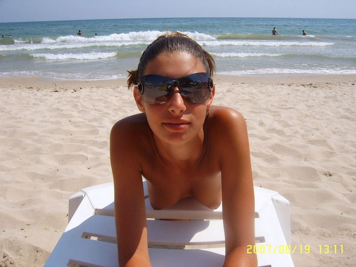 Чика топлесс на песке в Болгарии
