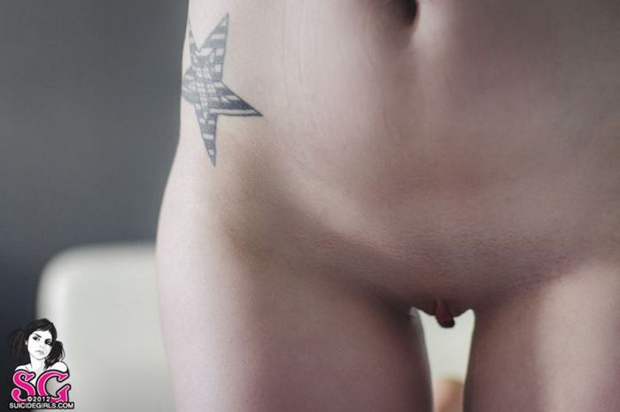Гламурная неформалка выставляет напоказ татуировки