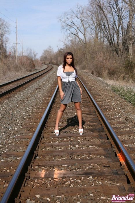 Знойная латиночка Briana Lee позирует в возбуждающем платье на железнодорожных рельсах